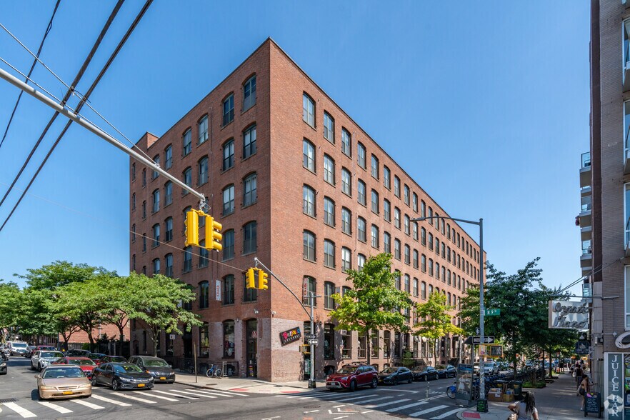 482 Driggs Ave, Brooklyn, NY à louer - Photo du bâtiment - Image 2 de 5