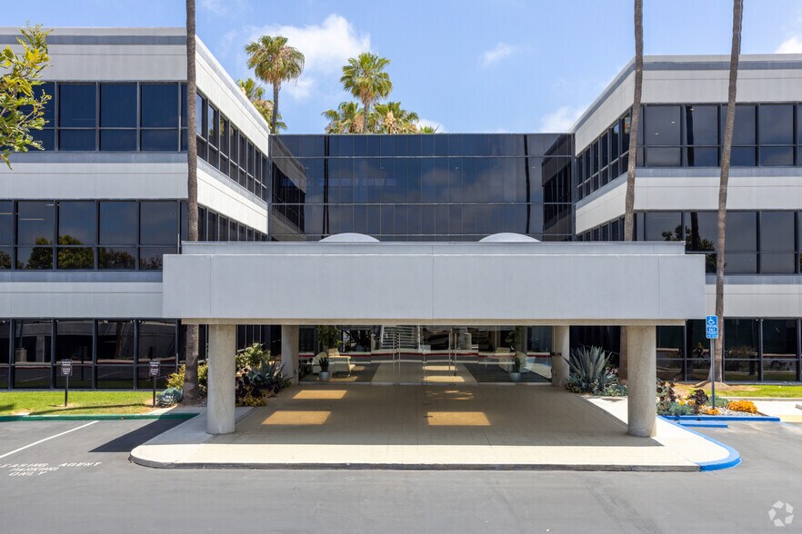 4900 Airport Plaza Dr, Long Beach, CA à vendre - Photo du bâtiment - Image 2 de 7