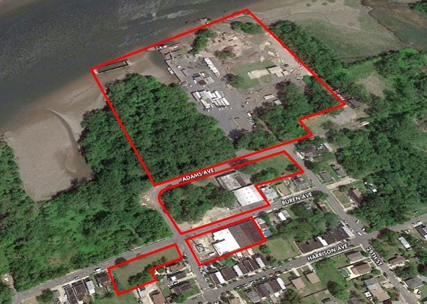 INDUSTRIAL/COMMERCIAL WATERFRONT OPPORTU portfolio of 2 properties for sale on LoopNet.ca Primary Photo- Image 1 of 3