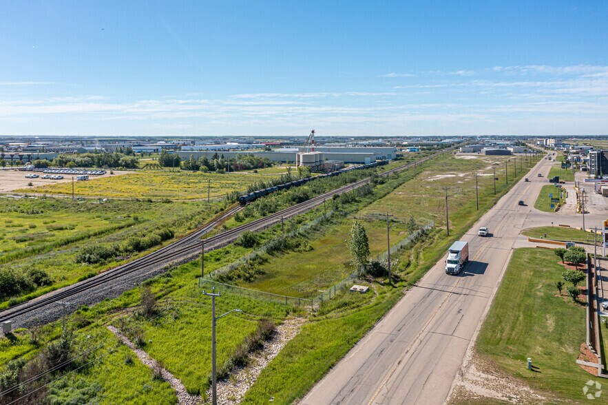 7819 Sparrow Dr, Leduc, AB à vendre - Photo du bâtiment - Image 3 de 7