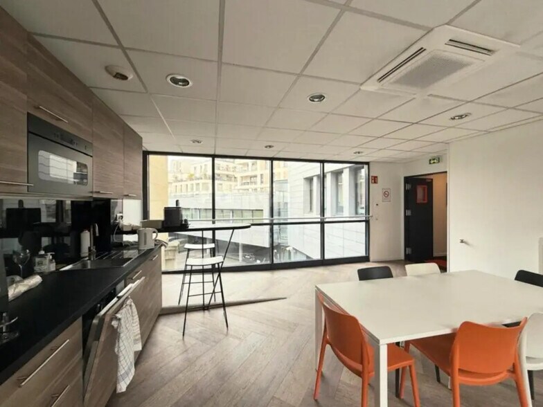 Office in Clichy for lease - Interior Photo - Image 2 of 6