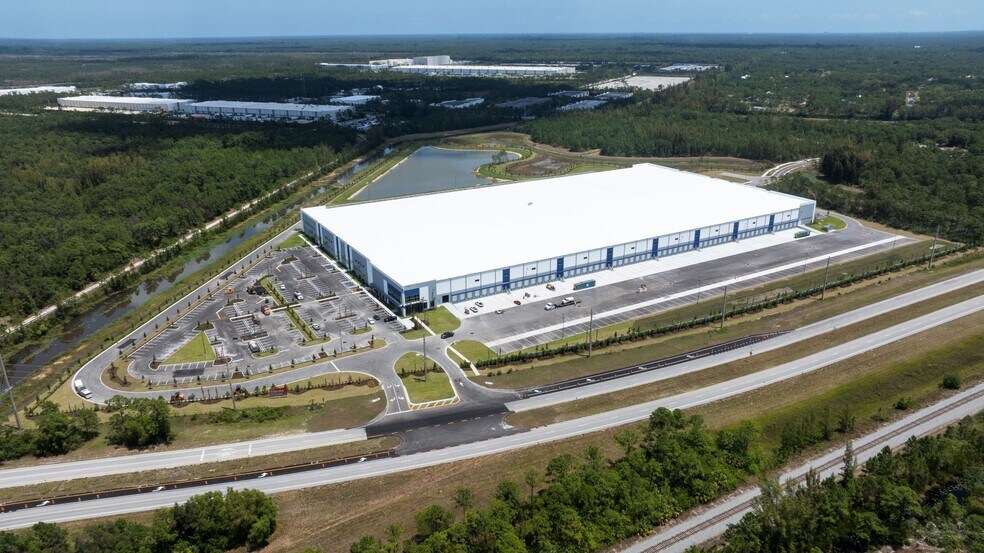 15500 Venture Way, Jupiter, FL à louer - Photo du bâtiment - Image 2 de 11