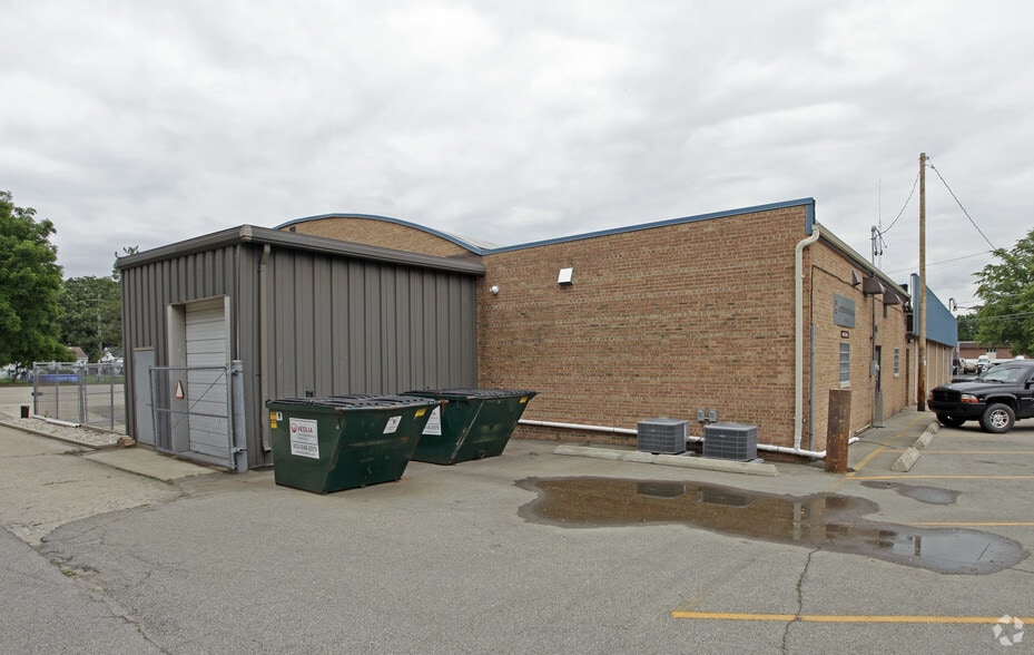 730 Madison Ave, Fort Atkinson, WI for lease - Building Photo - Image 2 of 8