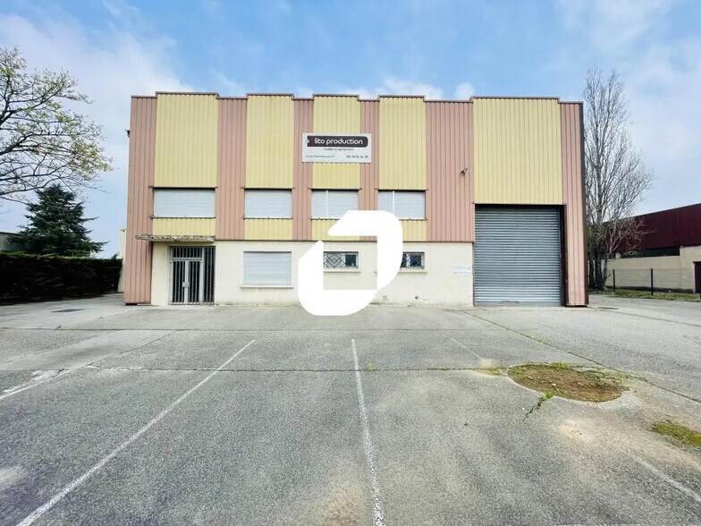 Flex in Chassieu for lease - Building Photo - Image 2 of 10