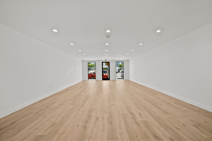11488 Burbank Blvd, North Hollywood, CA for sale - Building Photo - Image 2 of 41