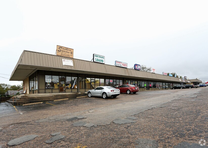 701-715 W Henderson St, Cleburne, TX for lease - Building Photo - Image 3 of 5