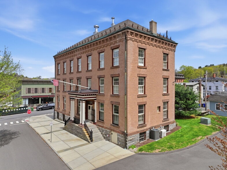 10 Front St, Canton, CT à vendre - Photo du bâtiment - Image 3 de 49