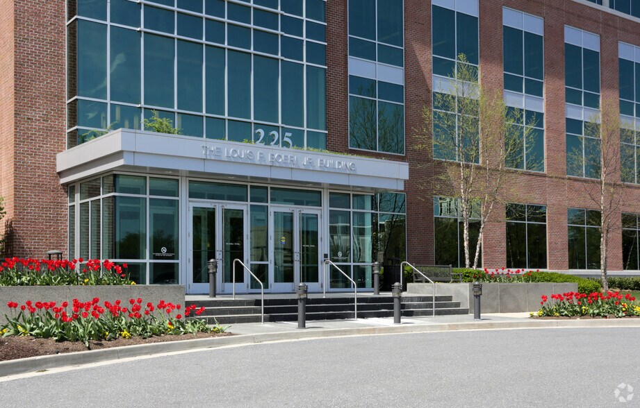 215 Schilling Cir, Hunt Valley, MD à louer - Photo du bâtiment - Image 2 de 15