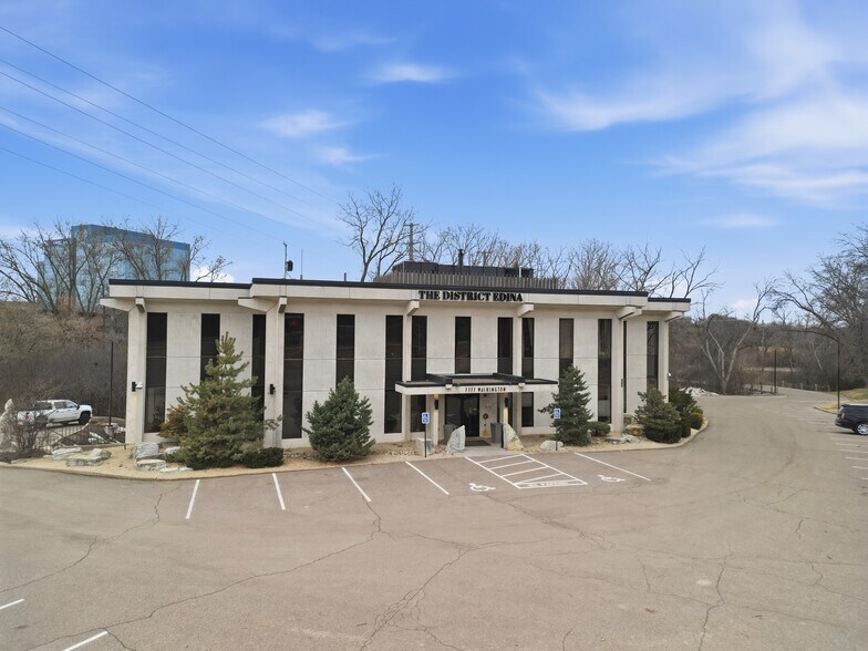7777 Washington Ave S, Minneapolis, MN à vendre - Photo du bâtiment - Image 2 de 37