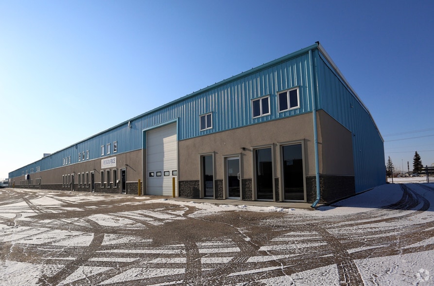 7896 49 Ave, Red Deer, AB à vendre - Photo du bâtiment - Image 2 de 23