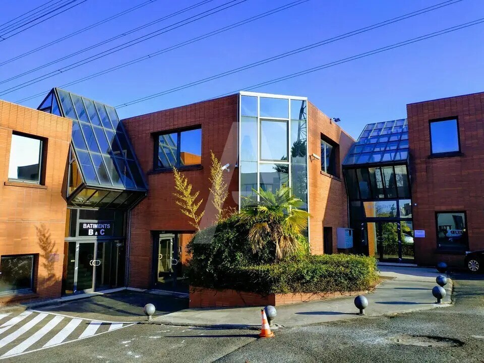 Office in Igny for lease Building Photo- Image 1 of 6