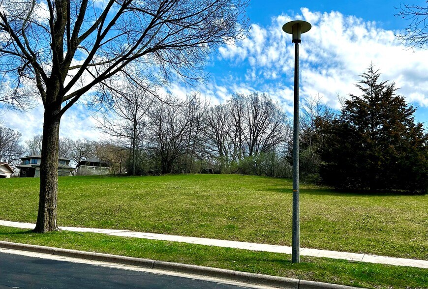 6740 Frank Lloyd Wright Ave, Middleton, WI à vendre - Photo du bâtiment - Image 2 de 2