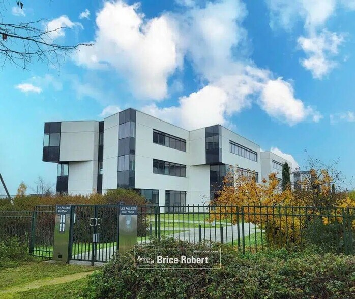 Bureau dans Saint-Priest à louer - Photo du bâtiment - Image 3 de 12