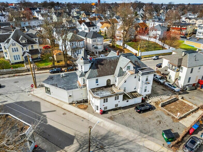 237 Branch St, Lowell, MA à vendre - Photo du bâtiment - Image 2 de 7