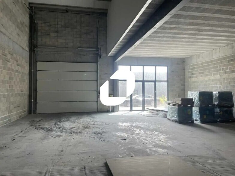 Flex in SAINT-JEAN-D'ILLAC for lease - Interior Photo - Image 2 of 8