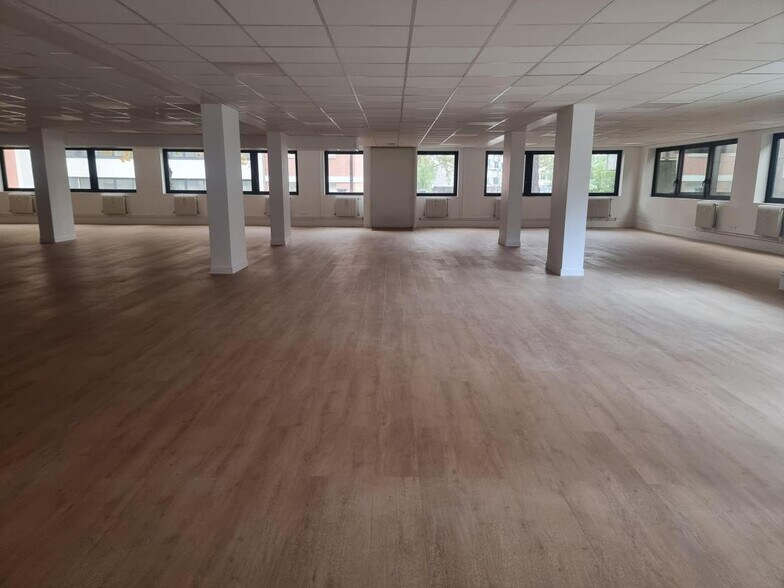 Office in Montreuil for lease - Interior Photo - Image 2 of 16