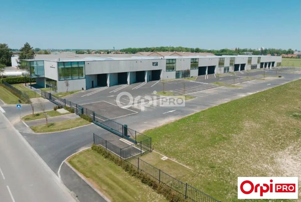 Industrial in Carvin for lease Building Photo- Image 1 of 8