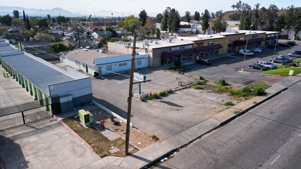 1731 E Highland Ave, San Bernardino, CA à vendre - Photo du bâtiment - Image 3 de 40