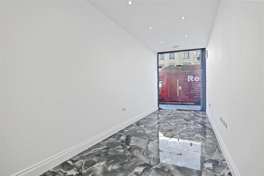 163 High Rd, Londres à vendre - Photo du bâtiment - Image 2 de 32