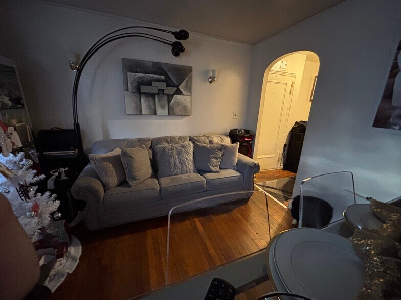 224-08 Linden Blvd, Cambria Heights, NY à vendre - Photo du bâtiment - Image 3 de 9