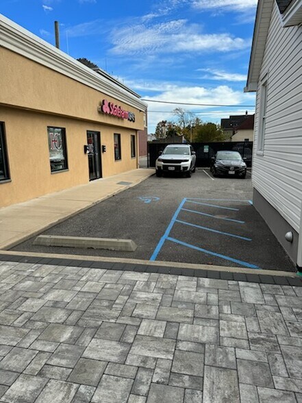 196 S 1st St, Lindenhurst, NY à louer - Photo du bâtiment - Image 3 de 19