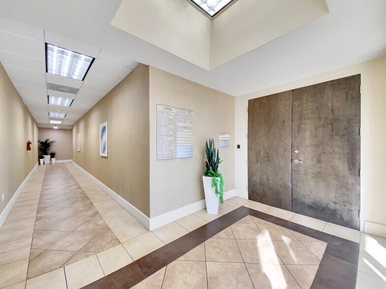 2901 NW 62nd St, Fort Lauderdale, FL à louer - Photo du bâtiment - Image 2 de 7