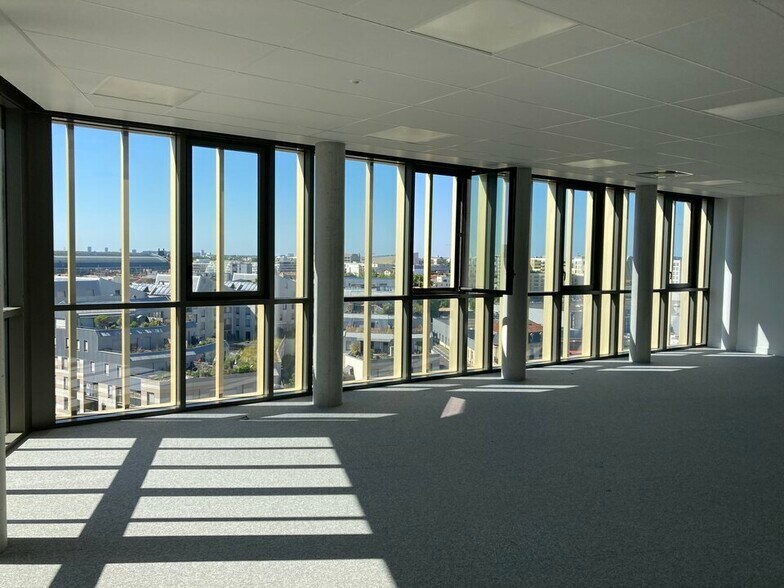 Office in Bordeaux for lease - Building Photo - Image 1 of 16
