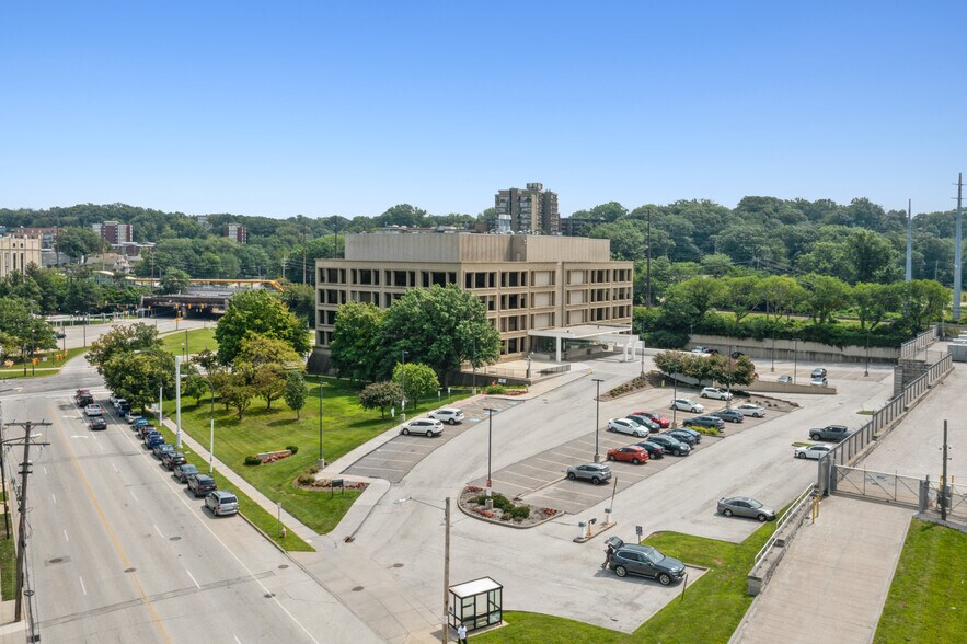 11000 Cedar Ave, Cleveland, OH à louer - Photo du bâtiment - Image 3 de 7