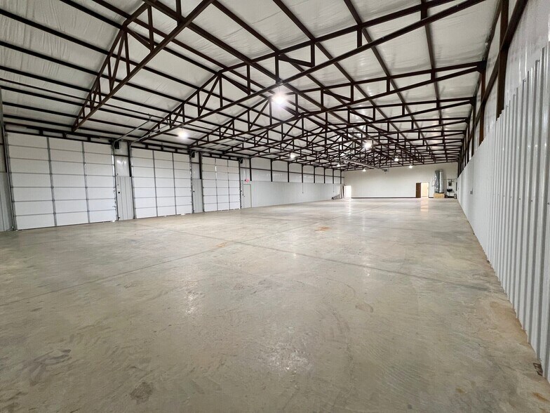 133 NE 52nd St, Oklahoma City, OK for lease - Interior Photo - Image 2 of 3