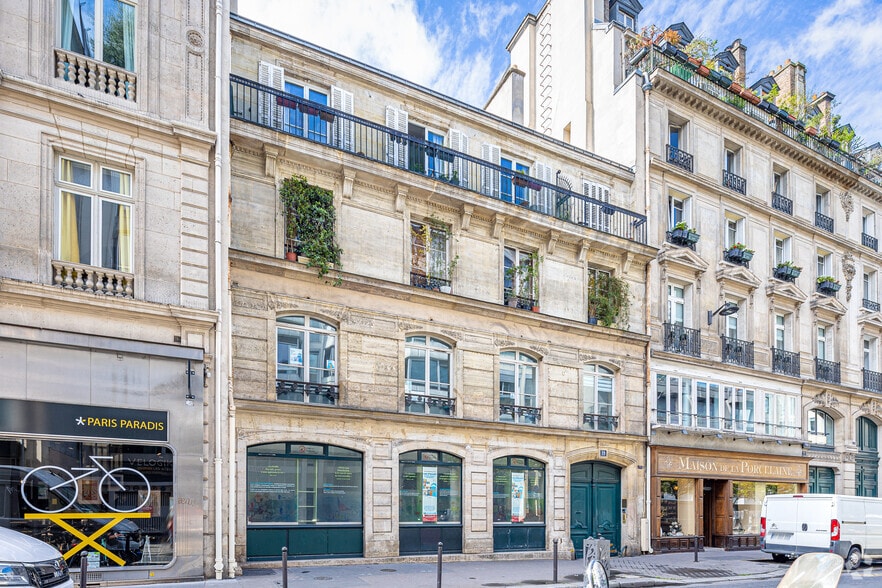 Rue De Paradis, Paris à louer - Photo du bâtiment - Image 2 de 2