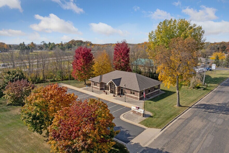 225 Cedardale Dr SE, Owatonna, MN à vendre - Photo principale - Image 1 de 38