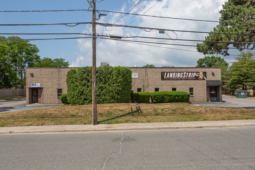 2130 Pond Rd, Ronkonkoma, NY à louer - Photo du bâtiment - Image 2 de 8
