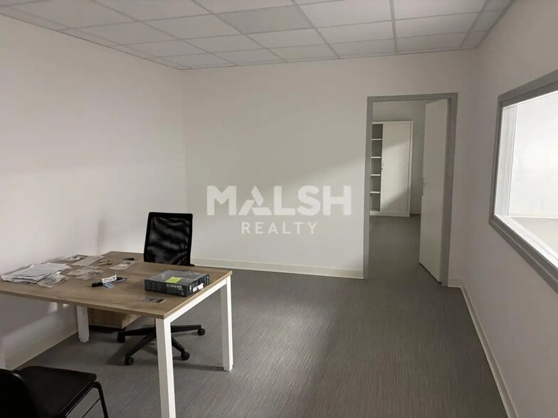 Office in Saint-Étienne for lease - Interior Photo - Image 2 of 8