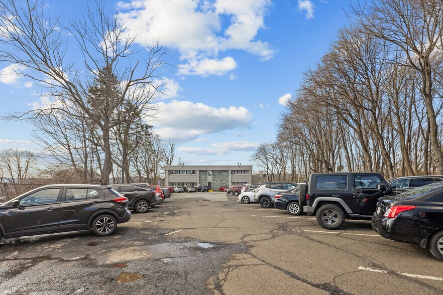 29 N Airmont Rd, Suffern, NY à louer - Photo du bâtiment - Image 3 de 11
