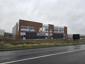 Flex in Louvres for lease Building Photo- Image 2 of 3