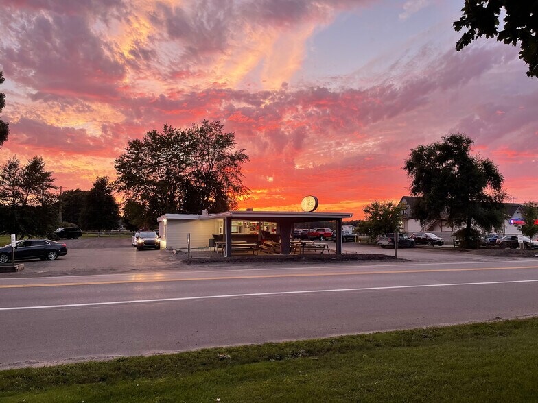 2120 S Milford Rd, Highland, MI à vendre - Photo du bâtiment - Image 2 de 13