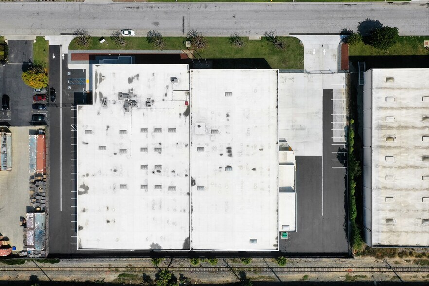 510 W Carob St, Compton, CA for lease - Building Photo - Image 3 of 9