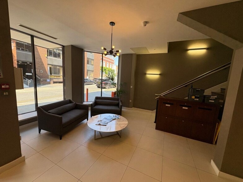 2 Jubilee Pl, London for lease - Interior Photo - Image 1 of 1