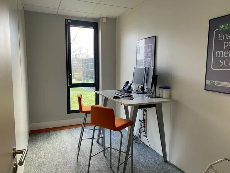 330 Allée Des Hêtres, Limonest for lease - Building Photo - Image 2 of 10