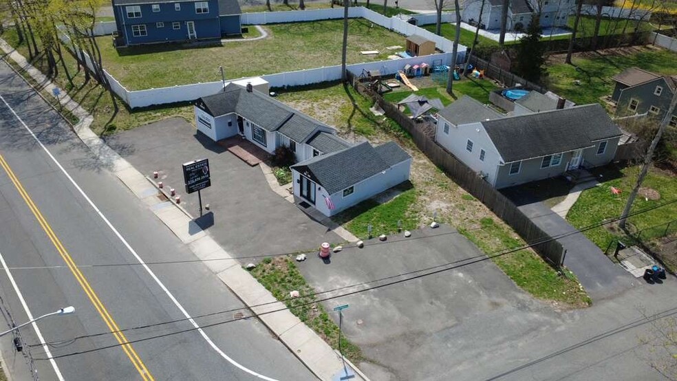 218 Ronkonkoma Ave, Ronkonkoma, NY à vendre - Photo du bâtiment - Image 2 de 16