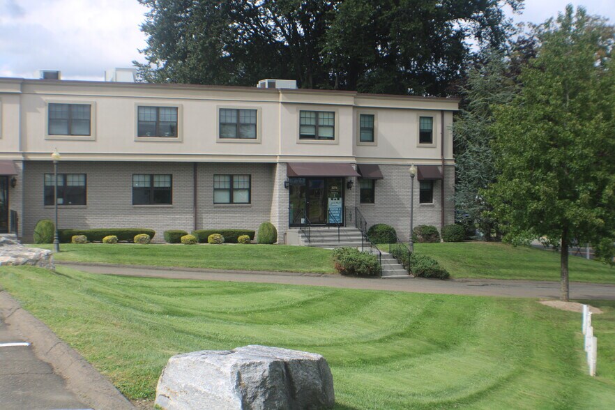 3074 Whitney Ave, Hamden, CT à louer - Photo du bâtiment - Image 2 de 5