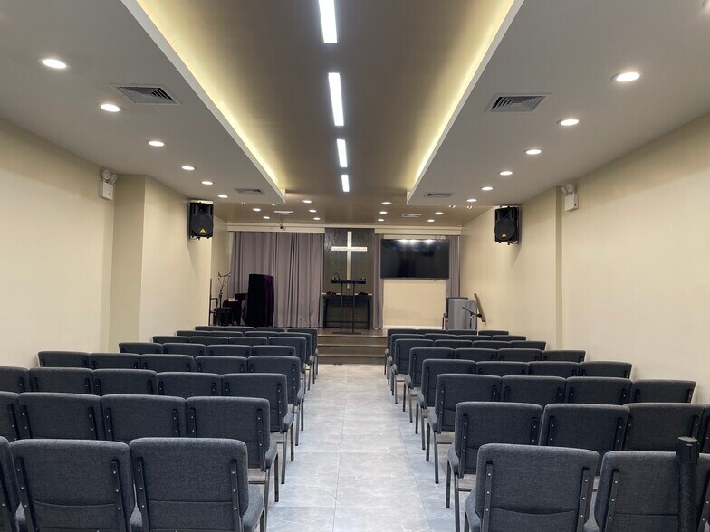 9041 Corona Ave, Elmhurst, NY à vendre - Photo intérieure - Image 3 de 3