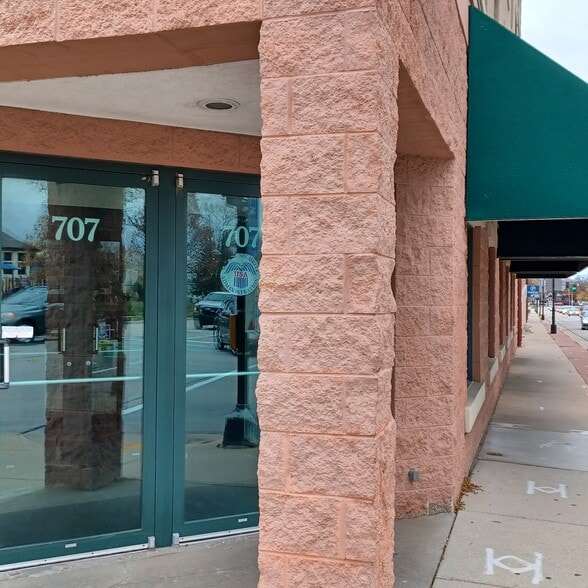 707 N Grand Ave, Waukesha, WI for lease - Building Photo - Image 2 of 3