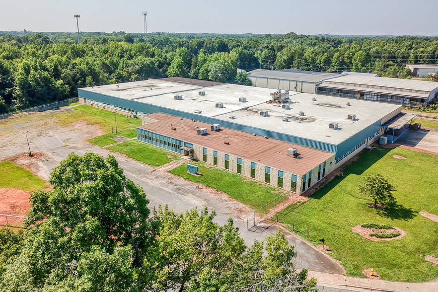 5500 N Sharon Amity Rd, Charlotte, NC for lease - Building Photo - Image 3 of 34