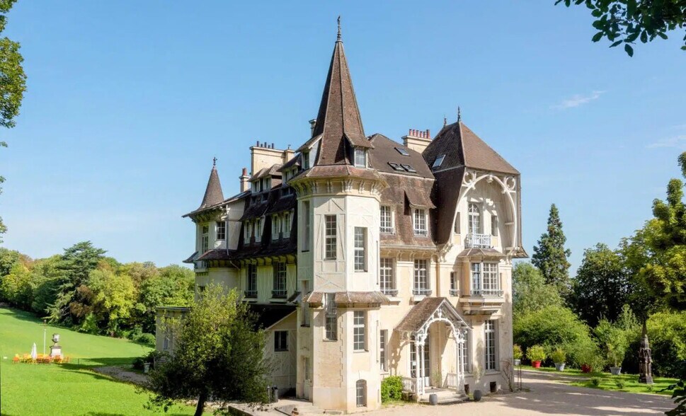 Bureau dans Louveciennes à louer - Photo du bâtiment - Image 1 de 12