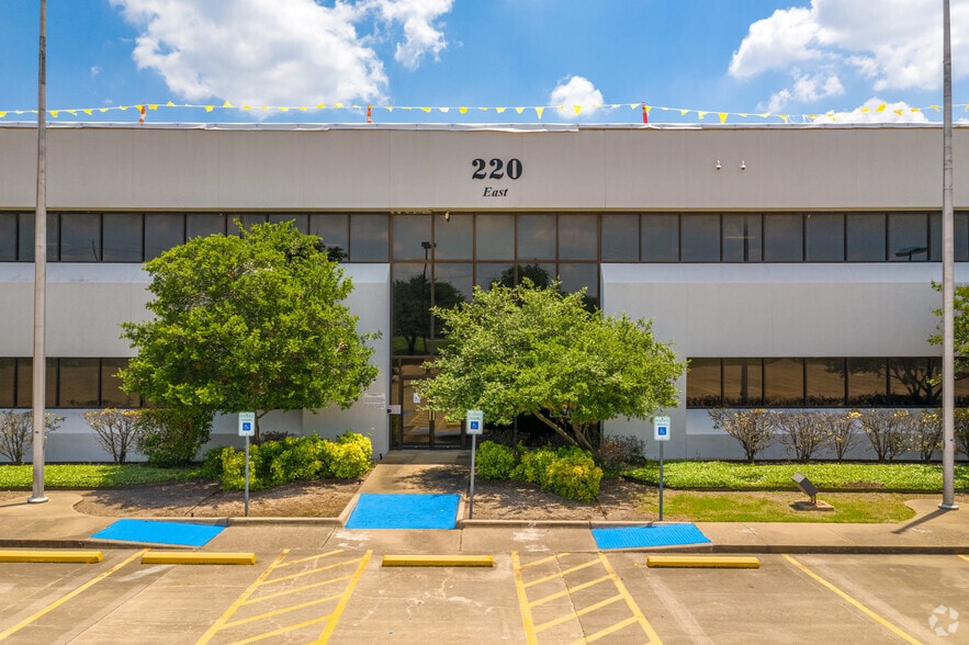 220 E Danieldale Rd, DeSoto, TX for lease - Building Photo - Image 3 of 5