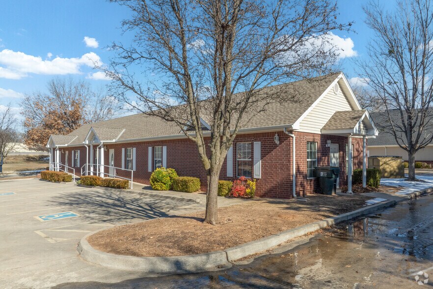 2120 McKown Dr, Norman, OK à louer - Photo du bâtiment - Image 2 de 21