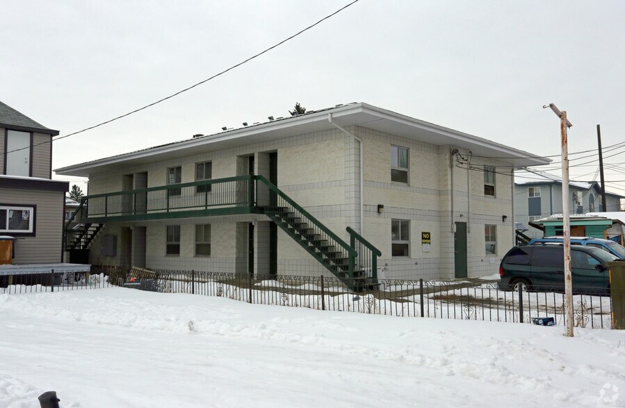 10645 95th St NW, Edmonton, AB à vendre - Photo du bâtiment - Image 2 de 12