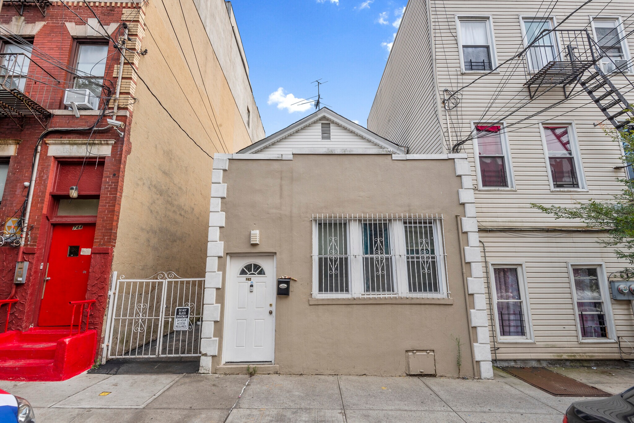 742 E 214th St, Bronx, NY à vendre Photo principale- Image 1 de 6