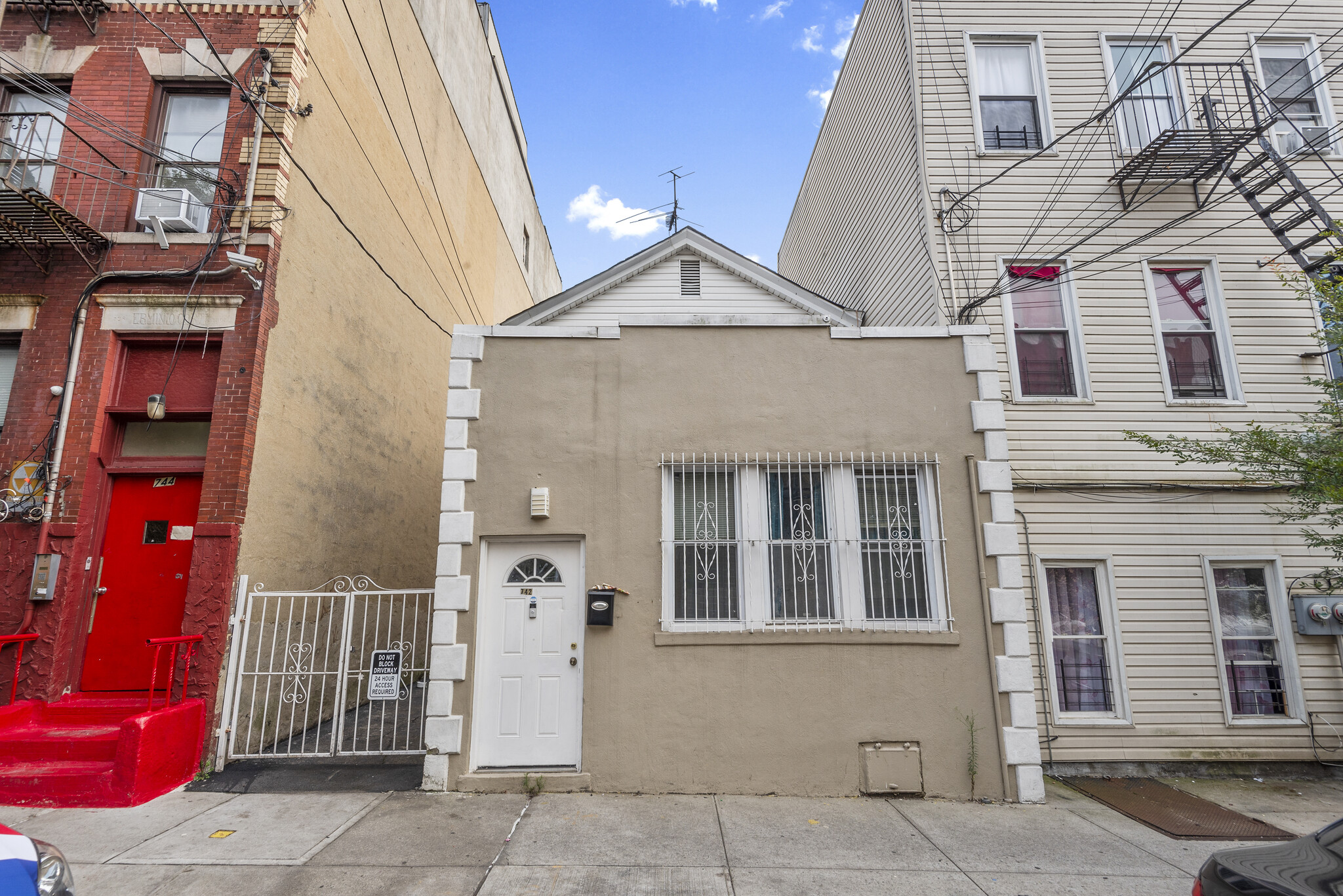 742 E 214th St, Bronx, NY for sale Primary Photo- Image 1 of 6